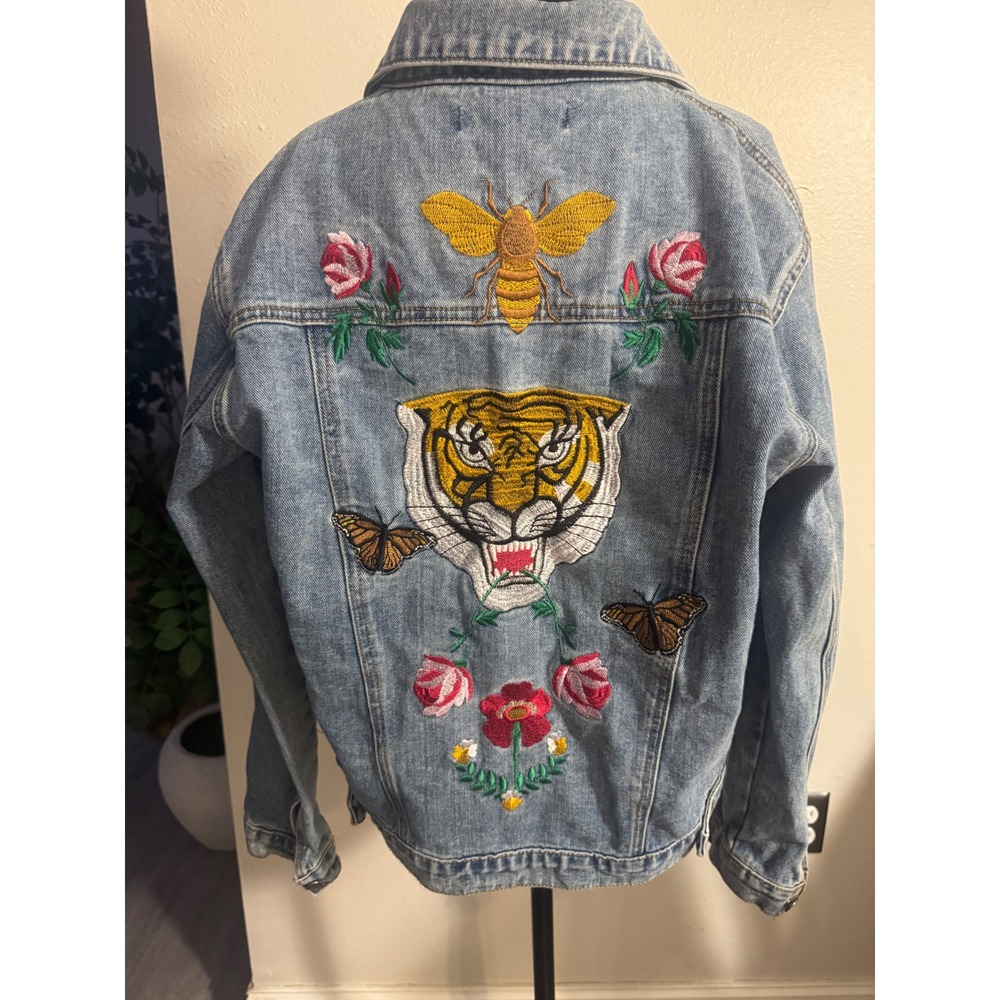 Forever 21 Embroidered Tiger Bee Rose Denim Jacket Light Wash Medium